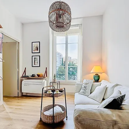 Charming 2-bedroom Retreat Near Center With Excellent Transport Links Apartment