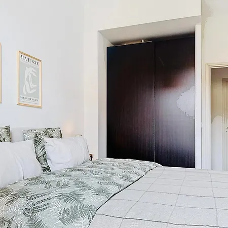 Charming 2-bedroom Retreat Near Center With Excellent Transport Links *