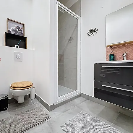 Apartment Charming 2-bedroom Retreat Near Center With Excellent Transport Links *