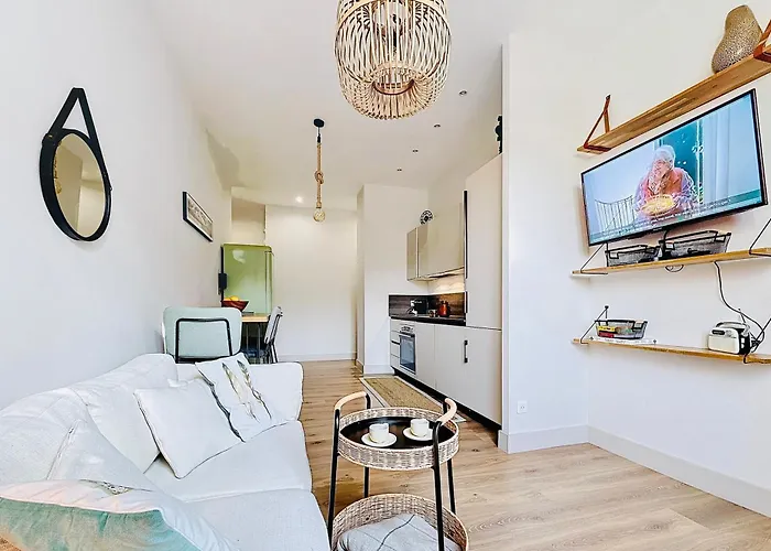 Charming 2-bedroom Retreat Near Center With Excellent Transport Links * Nice