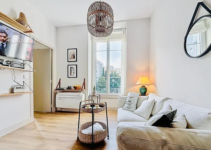 Charming 2-bedroom Retreat Near Center With Excellent Transport Links Lejlighed