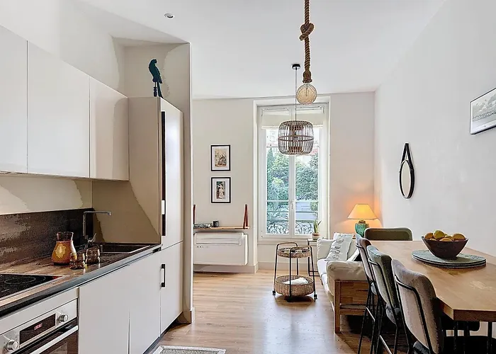 Charming 2-bedroom Retreat Near Center With Excellent Transport Links Nice