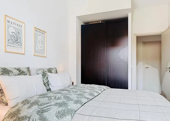 Charming 2-bedroom Retreat Near Center With Excellent Transport Links *